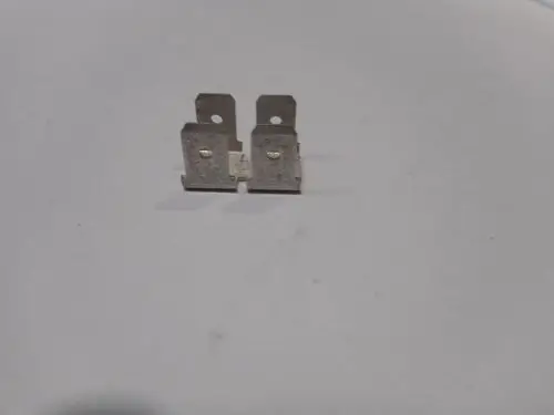 Metallisches Erdungselement, visualisiert mit zwei abgewinkelten Halterungen, vermutlich Teil eines Erdungskabels von Remeha. Schlichtes Design, kein Schriftzug oder weitere Markierungen sichtbar.